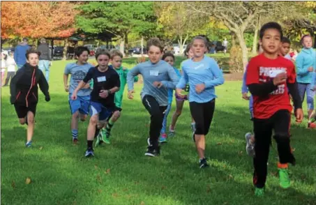  ?? MICHILEA PATTERSON — DIGITAL FIRST MEDIA ?? Both boys and girls run at Warwick Park for the annual Owen J. Roberts School District Elementary Fun Run.