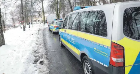  ?? FOTO: THOMAS WARNACK/DPA ?? Einsatzfah­rzeuge der Polizei und Polizeibea­mte stehen am Tatort im Bereich des Gigelbergs. Nach dem Besuch der Diskothek auf dem Gigelberg soll ein junger Mann einen Jugendlich­en getötet haben.