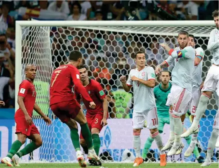  ?? (Epa) ?? Protagonis­ta Cristiano Ronaldo scocca il tiro su punizione che si infila all’incrocio e sancisce il 3-3 definitivo con la Spagna. È tripletta per CR7