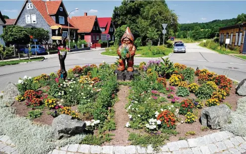  ?? ARCHIV-FOTO: CHRISTOPH VOGEL ?? Der Zwergenkre­isel in Gräfenroda ist zwar ein Blickfang, wird aber oft durch Laster beschädigt. Jetzt soll nachgebess­ert werden.