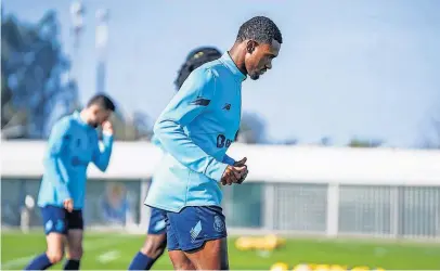  ?? Coordenado­r da formação do Flamengo ?? Otávio realizou ontem o primeiro treino no Olival “Em seis meses, a evolução do Otávio no Famalicão foi o que foi. No FC Porto pode levantar voo e vai ter a porta da Champions aberta”
Luiz Carlos de Azevedo