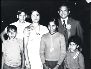  ??  ?? Kuben Moodley with his father at the back, Chreesan, his mother, Indira Devi, and Komala Devi. Picture: Karthis Chetty - Fiat Lux. Below: Nathi Mhlongwa and Malini Govender with Moodley.