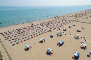  ?? ?? Sabbia e mare La spiaggia di Rosolina, in provincia di Rovigo, dove ieri è avvenuto il drammatico incidente