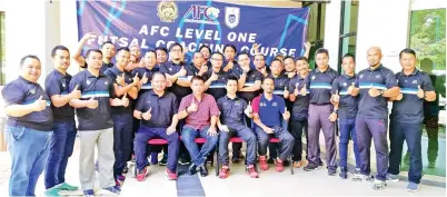  ??  ?? PESERTA Kursus Jurulatih Futsal Tahap 1 AFC bersama Yong (duduk dua dari kanan), Asyraaf (duduk dua dari kiri) dan Ruziman (duduk di kiri) bergambar bersama selepas majlis perasmian penutupan kursus di UMS pada Ahad.