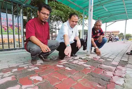  ??  ?? JOHAN (tengah) bersama penduduk setempat melihat keadaan paip air bawah tanah yang bocor di pekan Semenyih.