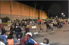  ?? PHOTO TOM BODUS ?? A crowd prepared to hunker down for the night Sunday outside of Imperial Valley Mall on the possibilit­y of getting one of 600 doses of COVID-19 vaccine Monday morning.