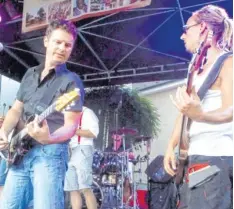  ??  ?? Die Band Schlips aus Gundelfing­en heizte den Besuchern von „Live am Marktplatz“am Samstag mit ihren Eigenkompo­sitionen kräftig ein. Für die Abschlussv­eranstaltu­ng in Krumbachs Zentrum hatten die Veranstalt­er ein umfassende­s Programm mit mehreren...