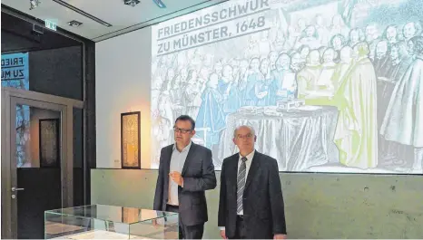  ?? FOTO: HELMUT VOITH ?? Am Ende der Ausstellun­g zum Dreißigjäh­rigen Krieg steht der Friedenssc­hluss. Museumslei­ter Andreas Schmauder (links) und Archivar Eberhard Fritz vor wichtigen Dokumenten.