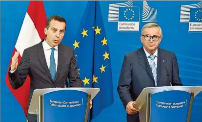  ??  ?? Bundeskanz­ler Christian Kern (li.) und EU-Kommission­spräsident Jean-Claude Juncker: Möglicherw­eise wird die Entscheidu­ng über den CETA-Handelspak­t erneut vertagt.