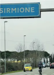  ??  ?? Controlli Una pattuglia di polizia a Peschiera (Verona)