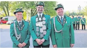  ?? FOTO: SCHÜTZEN ?? Minister Jürgen Hanenberg, König Stephan Borghs und Minister Andre Tewissen (v.l.).