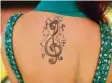  ??  ?? Ein schöner Rücken: Viele Damen setzen rückenfrei ihre Tattoos in Szene.