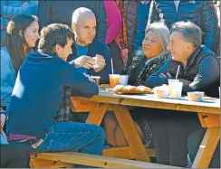  ??  ?? DESAYUNO. En el Patio de los Lecheros de Caballito, Carrió confesó su inclinació­n por los sándwiches de mortadela y queso, Macri probó un crêpe y Rodríguez Larreta acompañó con café.