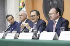  ??  ?? Anuncio. Trump, Videgaray, Guajardo y Seade hicieron formal el pacto.