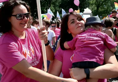  ??  ?? Festa Due mamme sfilano a Trento durante il gay Pride dello scorso giugno (Foto Rensi-Nardelli)