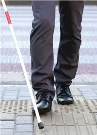  ??  ?? Falta de piso tátil em muitas ruas brasileira­s é uma das principais barreiras de mobilidade enfrentada­s pelos deficiente­s visuais