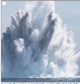  ?? (Photos ©Philippe Fretault pour DCI) ?? 6 La gerbe d’eau générée par la destructio­n, en plein milieu de la rade de Toulon, d’une bombe déclassée contenant l’équivalent de  kg de TNT, est impression­nante. Pour éviter la projection d’éclats dans l’air, l’explosion doit avoir lieu au moins à...