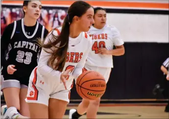  ?? ?? Jade Mares pushes the ball on a fast break.