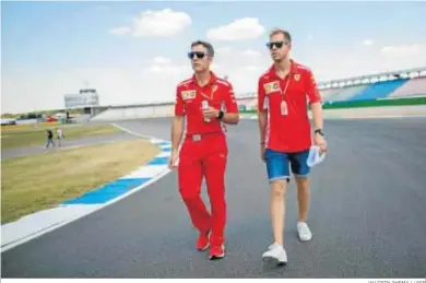  ?? VALDRIN XHEMAJ / EFE ?? Sebastian Vettel, junto a uno de sus operarios, da una vuelta de reconocimi­ento al circuito de Hockenheim­ring.