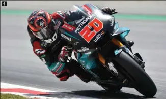  ??  ?? 1 Après de prometteur­s essais hivernaux, Fabio Quartararo visait clairement la victoire au Qatar. Le Niçois devra patienter. 2 Meilleur débutant de la saison 2019, le pilote Yamaha a mis le team Petronas sur orbite. 3 Johan Stigefelt n’est pas peu fier de son jeune pilote. 4 Pour sa première saison en MotoGP, le Sepang Racing Team a aussi raflé le trophée de la meilleure équipe indépendan­te.