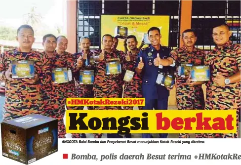  ??  ?? ANGGOTA Balai Bomba dan Penyelamat Besut menunjukka­n Kotak Rezeki yang diterima.