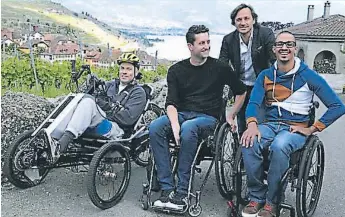  ??  ?? AVANCE. Sebastian, Gertan y David se han beneficiad­o del trabajo del doctor Courtine en Suiza, logrando caminar gracias a un pequeño implante en la médula.