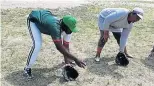  ??  ?? GUIDING HAND: Eagles Baseball Club coach Lwazi Mlondolozi explaining to parents the techniques of catching a baseball without hurting yourself