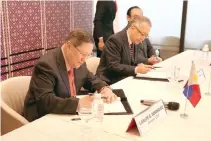  ??  ?? FINANCE Secretary Carlos G. Dominguez III (L) signed the loan agreement on behalf of the Philippine­s, while Japan Internatio­nal Cooperatio­n Agency (JICA) senior vice-president Yasushi Tanaka signed on behalf of Japan.