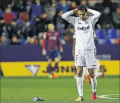  ??  ?? TITULAR. Iago Bouzón regresará al once ante el Numancia.