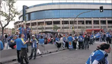  ??  ?? MAREA AZUL. Más de 20.000 getafenses estuvieron en la final de Copa de 2008 en el Calderón.