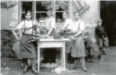  ?? Foto: Familie Kempfle ?? In den 1950ern blickt Max Kempfle der Dritte, der heutige Chef von Kempfle Küchen, als kleiner Steppke (rechts) den Gesellen und Lehrlingen seines Vaters bereits über die Schulter.