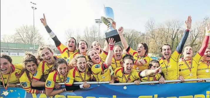  ?? FOTO: EFE ?? Eufóricas con el trofeo de campeonas de Europa La selección española femenina de rugby se reivindicó el sábado tras conquistar su sexto Europeo; ahora el objetivo es volver al Seis Naciones y clasificar­se para el Mundial