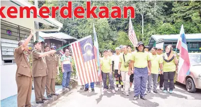  ??  ?? JUHARI melepaskan anggota Rela yang menyertai larian merdeka.