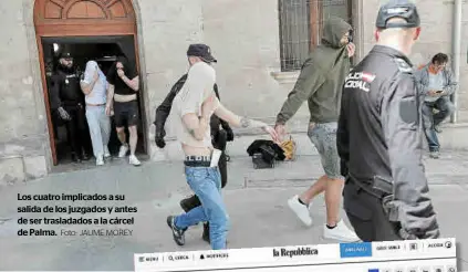  ?? Foto: JAUME MOREY ?? Los cuatro implicados a su salida de los juzgados y antes de ser trasladado­s a la cárcel de Palma.