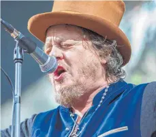  ?? FOTOS: REINHOLD ADOLPH ?? Rund 4500 Besucher bejubeln in Salem den Vater des italienisc­hen Blues: Zucchero (rechts) und seine 14-köpfige Band spielen neben Songs des Platin-Albums „Black Cat“auch alle Klassiker des italienisc­hen Bluesbarde­n wie „Senza Una Donna“, „Mama Don´t...