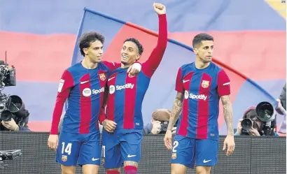  ?? EFE ?? LÍDER. Raphinha marcó un gol y colaboró en otros dos, mientras Barcelona derrotó 4-0 a Getafe.