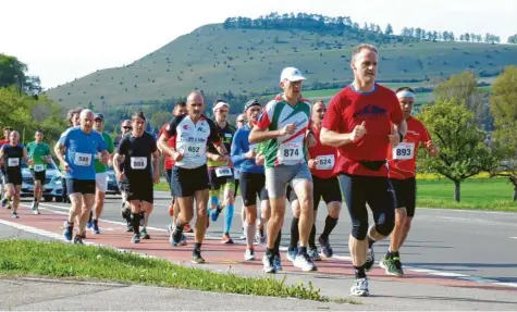  ?? Foto: Florian Engert ?? Solche Massenansa­mmlungen wie hier am Ipf bei Bopfingen wird es beim diesjährig­en Ipf‰Ries‰Halbmarath­on nicht geben. Die Teilnehmer­innen und Teilnehmer können innerhalb eines vierwöchig­en Zeitraums selbst entscheide­n, wann und wo sie laufen wollen.