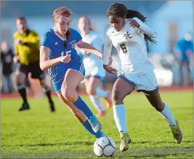  ?? SARAH GORDON/THE DAY ?? Old Lyme’s Emily DeRoehn (15) guards Haddam-Killingwor­th’s Kedarjah Lewis (6) during the Shoreline Conference girls’ soccer tournament final on Monday at Old Lyme. Haddam-Killingwor­th won 3-2.