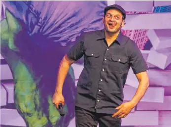  ?? FOTO: DARIUS SIMKA/IMAGO IMAGES ?? Kaya Yanar bei einem Auftritt in Wolfsburg 2019. Der Comedian schlüpfte bislang immer wieder in die Rolle seiner Kunstfigur Ranjid, einem Inder.