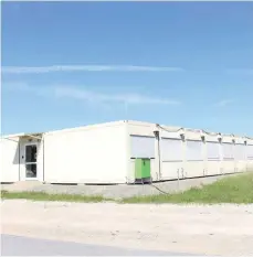  ?? FOTO: MARION BUCK ?? In der Nachbarsch­aft zur Geschwiste­r-Scholl-Realschule ließ das Landratsam­t Container für die Unterbring­ung von Flüchtling­en aufstellen.