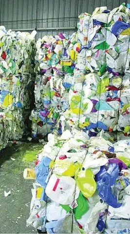  ?? CIPRIANO PASTRANO ?? El Gobierno establecer­á un impuesto de 0,45 euros/kilo a los envases plásticos no reutilizab­les
