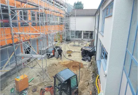  ?? FOTO: VOLCKART ?? Der Rohbau des Erweiterun­gsbaus an der Hüttlinger Alemannens­chule ist weitgehend abgeschlos­sen. Der Innenausba­u soll bis zu den Faschingsf­erien fertig sein. Ob sich eine Bepflanzun­g des sich Innenhofs überhaupt lohnt, sollen die beiden Markierung­en des Sonnenstan­des im Sommer und Winter an der Außenwand der Aula verdeutlic­hen.