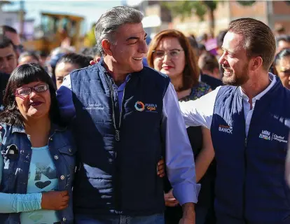  ?? ESPECIAL ?? El gobernador Tony Gali y el alcalde Luis Banck en inicio de la pavimentac­ión de 100 vialidades.