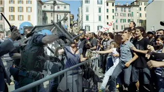  ??  ?? Tensione Era il 28 maggio 2012: su prescrizio­ne del questore il corteo del Kollettivo studenti in lotta avrebbe dovuto entrare in piazza solo al termine degli interventi ufficiali(Ansa)