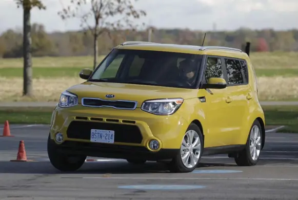  ?? TORONTO STAR FILE PHOTOS ?? Even entry-level cars like the Kia Soul offer high-tech features such as voice-activated Bluetooth connectivi­ty and stop-start engine idling.