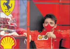  ??  ?? Charles Leclerc, en el box de Ferrari en el circuito de Sakhir.