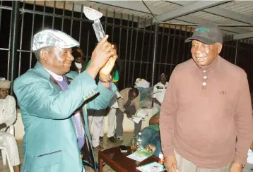  ??  ?? All smiles: Plateau State Governor Rt. Hon. Simon Bako Lalong proudly displaying the award presented to him by General IBM Haruna (R) at the end of the Daily Trust Golf Icons Open at Lamingo Golf Club Jos.