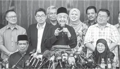  ?? — Gambar Bernama ?? BERUCAP: Dr Mahathir mengadakan sidang media khas, kelmarin. Turut hadir Presiden PKR Datin Seri Dr Wan Azizah Wan Ismail (duduk kanan) dan Presiden Parti AMANAH Negara Mohamad Sabu (duduk kiri).