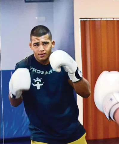  ?? — Photos: P. NATHAN/ The Star ?? Man in the mirror: Agilan observing his form while training. His dedication in the gym has reaped rewards.