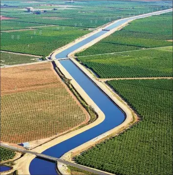  ?? Marcio Jose Sanchez Associated Press ?? PROPOSITIO­N 3 would use state funds to repair the federally owned Friant-Kern Canal, shown in 2005.